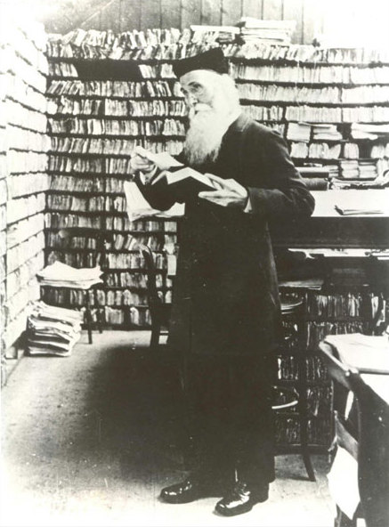 James Murray dans son scriptorium, alimenté par les contributeurs.